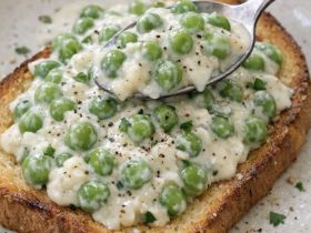 CREAMED PEAS ON TOAST