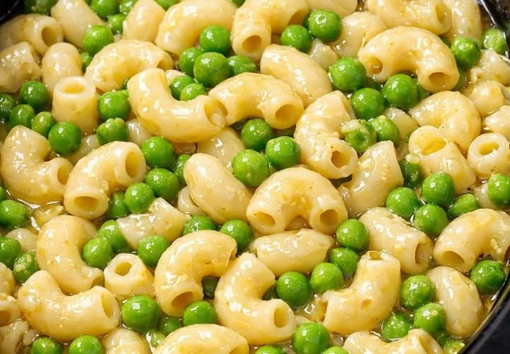 5-Ingredient Slow Cooker Sweet Pea Macaroni